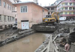 Rize'de dere üzerindeki binalar yıkılacak