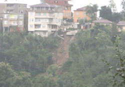 Rize'de sel evleri vurdu