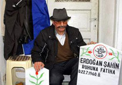 Mezar taşını kendi yaptırdı