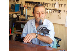 Yaban güvercinini ağzı ile besliyor