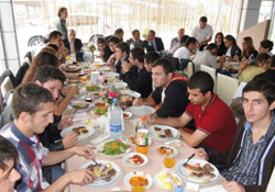 KTÜ Of Teknoloji Fakültesi'nin ilk öğrencileri yemekle karşılandı