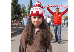 Tribünler renklendi