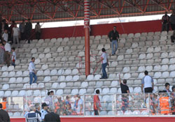 61'de  stadı terkettiler