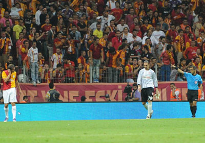 Bize kolay kart gösteriyorlar