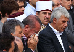 Gözyaşlarıyla veda etti