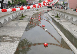 Dereye görkemli tören