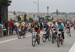 BİSİKLET YARIŞLARI NEFES KESTİ
