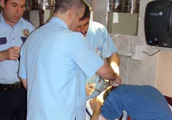 Kızını erkek arkadaşıyla gören baba bıçağa sarıldı: 2 yaralı...