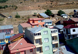 YAYLA EVLERİNİ SOYDULAR