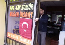 Bafralı esnaflardan bayraklı tepki