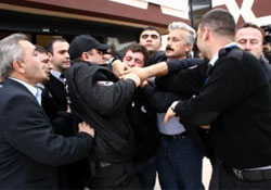 Bakanın katıldığı açılışta protesto