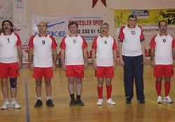 Saygı duruşu ile başladı