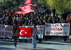 Hainlere inat dev türk bayrağı açtılar