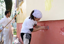 Köy okulu, yabancı öğrenciler tarafından onarıldı