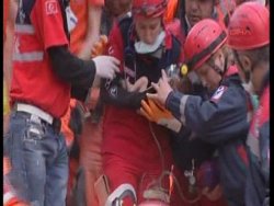 14 günlük bebek enkazdan sağ çıkarıldı