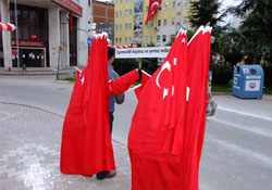 Bayraklar ellerinde kaldı