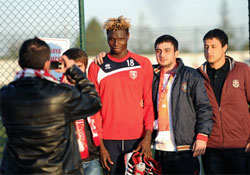 Taraftarlar fotoğraf kuyruğunda