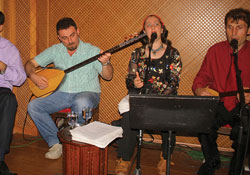 Kaya, Acem Tekkesi'nde yorgunluk giderdi