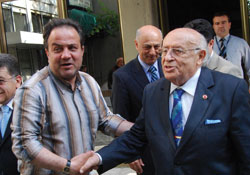 Demirel'e 'postallı' protesto