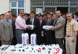 AGD'den ayakkabı yardımı