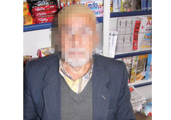 80'lik dede boşamak için karısını arıyor