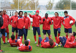 Topu dışarı attılar cezayı yediler