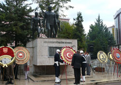 Her yerde yas her yerde ata özlemi
