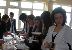 Öğrenciler lösemili çocuklar için pasta satıyor