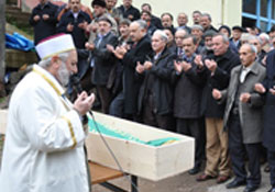 KANSERE YENİLDİ