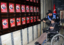 Polis amcalarla engelleri aştılar