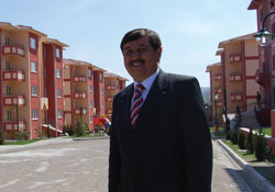 İkiz plaket dağıttı