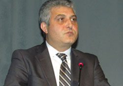 AYAKTA ALKIŞLANIYOR