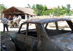 Otomobil ile samanlık yakıldı