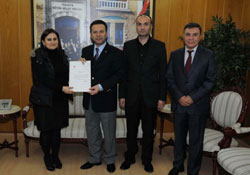 Vali Aksoy'dan yardımsever iş kadınına teşekkür belgesi