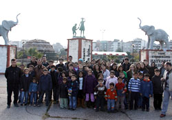 Güneşli hava depremzedelerin yüzünü güldürdü