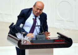 Meclis kürsüsünde kan döküldü