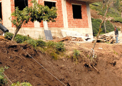 Rizede iki bina boşaltıldı