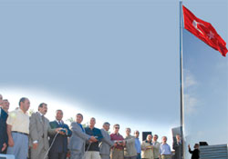 Dev bayrak dalgalandı