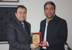 Eğitim gönüllüsüne plaketle teşekkür