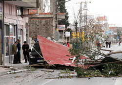 Şiddetli fırtına devirdi geçti