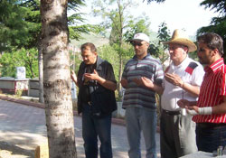 Gazeteciler Uyaroğlu'nun kabrini ziyaret etti