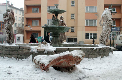 Kars'ta yine heykel krizi