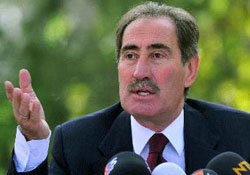 Bu sığırlar okulu meraya çevirdiler!