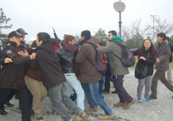 Davutoğlu'nu şemsiye ile korudular!