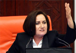 MHP'li Akşener şaşkınlıkla izledi