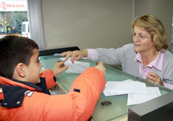 Depremzede arkadaşlarını unutmadılar