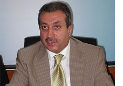 Manda kuyruğunda sörf yapan bakan