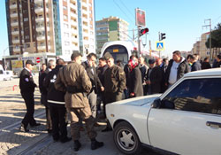 Otomobil Tramvaya çarptı, vatandaş şaştı kaldı