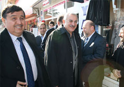Ahmet Yeni esnafla kucaklaştı