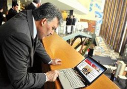 Gül güne twitter'la başladı